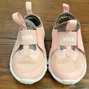 Nike toddler, infant tennis shoes (4/5M)